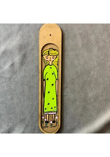 Uretti - Pınar 2572 - El Yapımı Yeşil Elbiseli Şirin Kız Ahşap Tütsü Kayığı - 5 X 25 Cm 1 Adet