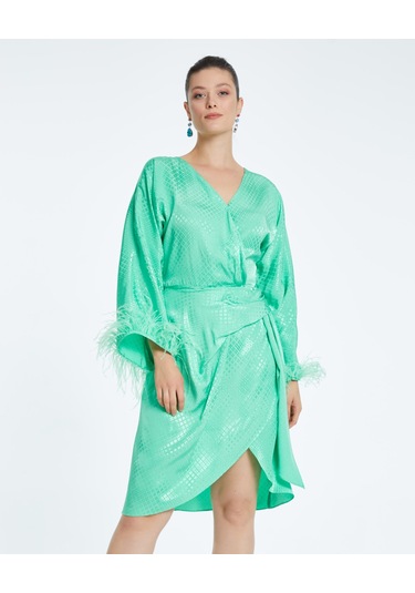 Saten Dokulu Tüy Detaylı Kruvaze Elbise Kuşaklı Ve Drapeli Özel Tasarım Yeşil