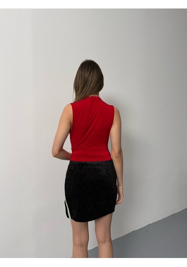 Kadın Kolsuz Büzgü Detaylı Dik Yaka Bluz Kırmızı