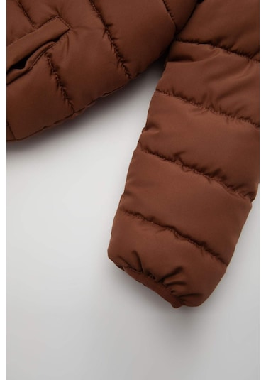 Defacto Erkek Bebek Su İtici Polar Astarlı Blok Renk Desenli Kapüşonlu Şişme Mont A2215A524AUBN349 Kahve Defacto Erkek Bebek Su İtici Polar Astarlı Blok Renk Desenli Kapüşonlu Şişme Mont A2215A524AUBN349 Kahve