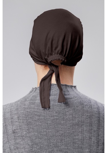 Kadın Tesettür Likralı Penye Dikişsiz Kaymaz Düz Bağlamalı Bone Kahverengi