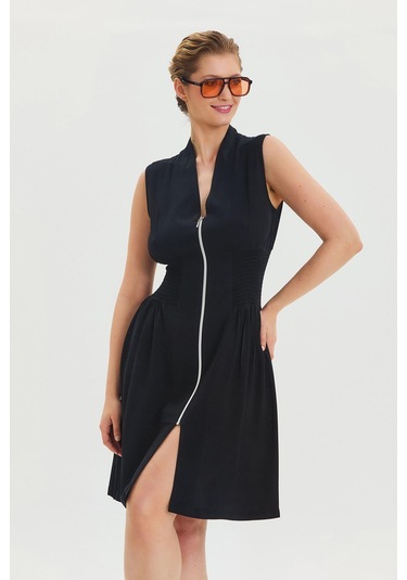 Dik Yaka Fermuar Detaylı Yazlık Elbise Siyah