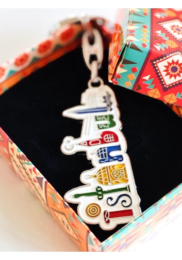 Moncuk Design Beyaz Zemin Üzerine Renkli İstanbul Yazan Metal Anahtarlık