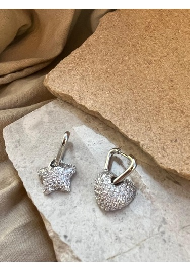 Gümüş Renkli Taşlı Kalpli Küpe