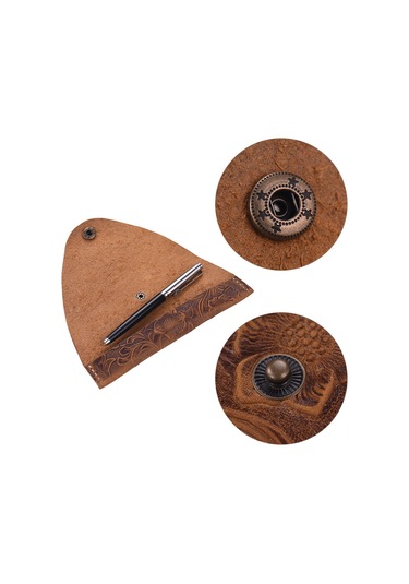 Aubyhe Tam Deri Kalem Kılıfı, Elden Dikişli, Nakışlı Kahverengi, Kanca Kapatma, 18x3cm, Kalem Koruyucu Örtü Diğer