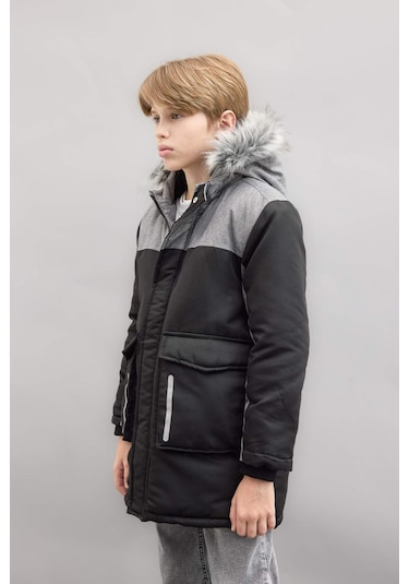 DeFacto Erkek Çocuk Çıkarılabilir Suni Kürk Yaka Kapüşonlu Pelüş Astar Parka C8990A824CWBK27