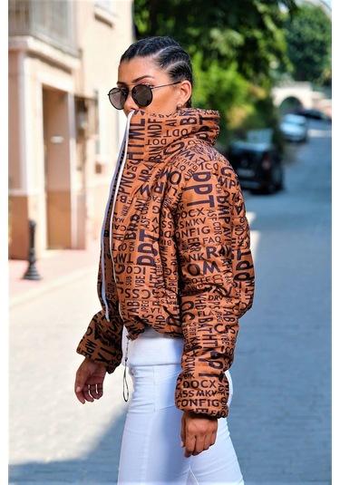 Kadın Kahverengi Yazılı Dik Yaka Su Geçirmez Kısa Şişme Mont