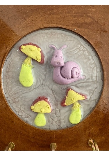 Pelince - Salyangoz Ve Mantar Figürlü - Epoksi Ahşap Anahtar Askılığı Tek Ürün - Çap: 18 Cm Ahşap