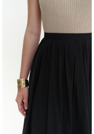 Amaya Bilek Hizasında Pileli Siyah Etek Siyah