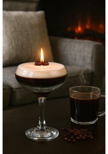 Kahveli Mum Martini Bardağında Kahveli Martini