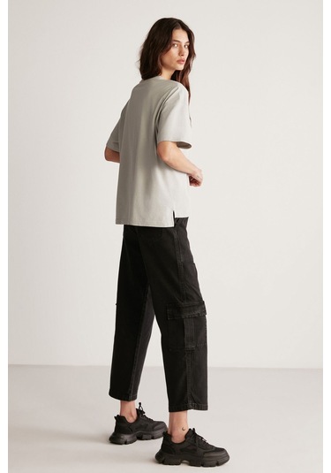 GRIMELANGE Jemmy Kadın %100 Organik Pamuk Relaxed Fit Yırtmaçlı Yuvarlak Yakalı Açık Gri T-shirt Açık Gri