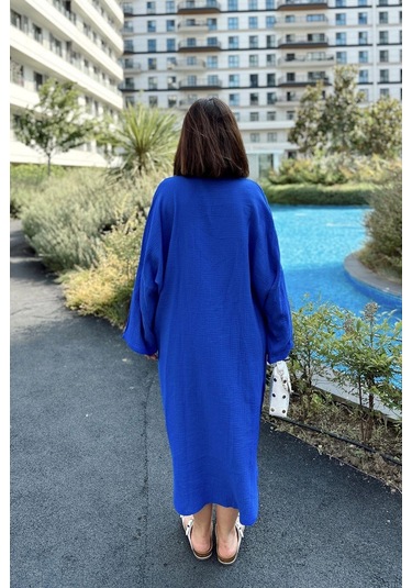 Kadın Saks Muslin Kumaş, Yarasa Kol, Eteği Oval, Çift Cepli, Uzun Oversize Salaş Gömlek Elbise Saks Kadın Saks Muslin Kumaş, Yarasa Kol, Eteği Oval, Çift Cepli, Uzun Oversize Salaş Gömlek Elbise Saks