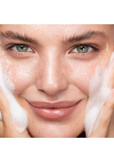 Bahar Babacan Niacinamide ve Salatalık Özlü Arındırıcı Yüz Temizleme Jeli 250 ML