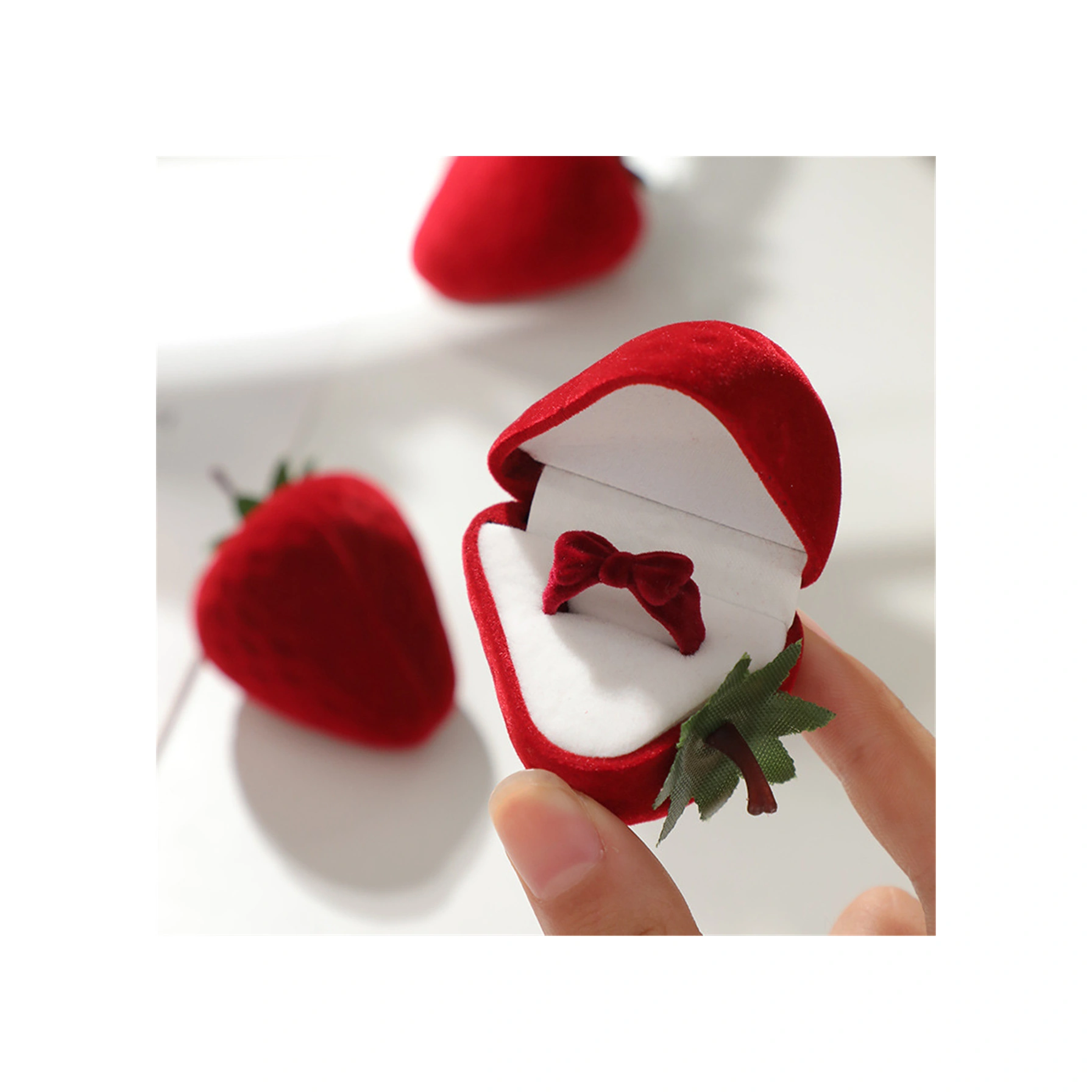 Konesam Kırmızı Çilek Şekilli Gümüşlük Kutusu - Evlilik/valentin Hediyesi - Kolye, Küpe Ve Yüzük Saklama Kutusu - 5x4.5cm Kırmızı