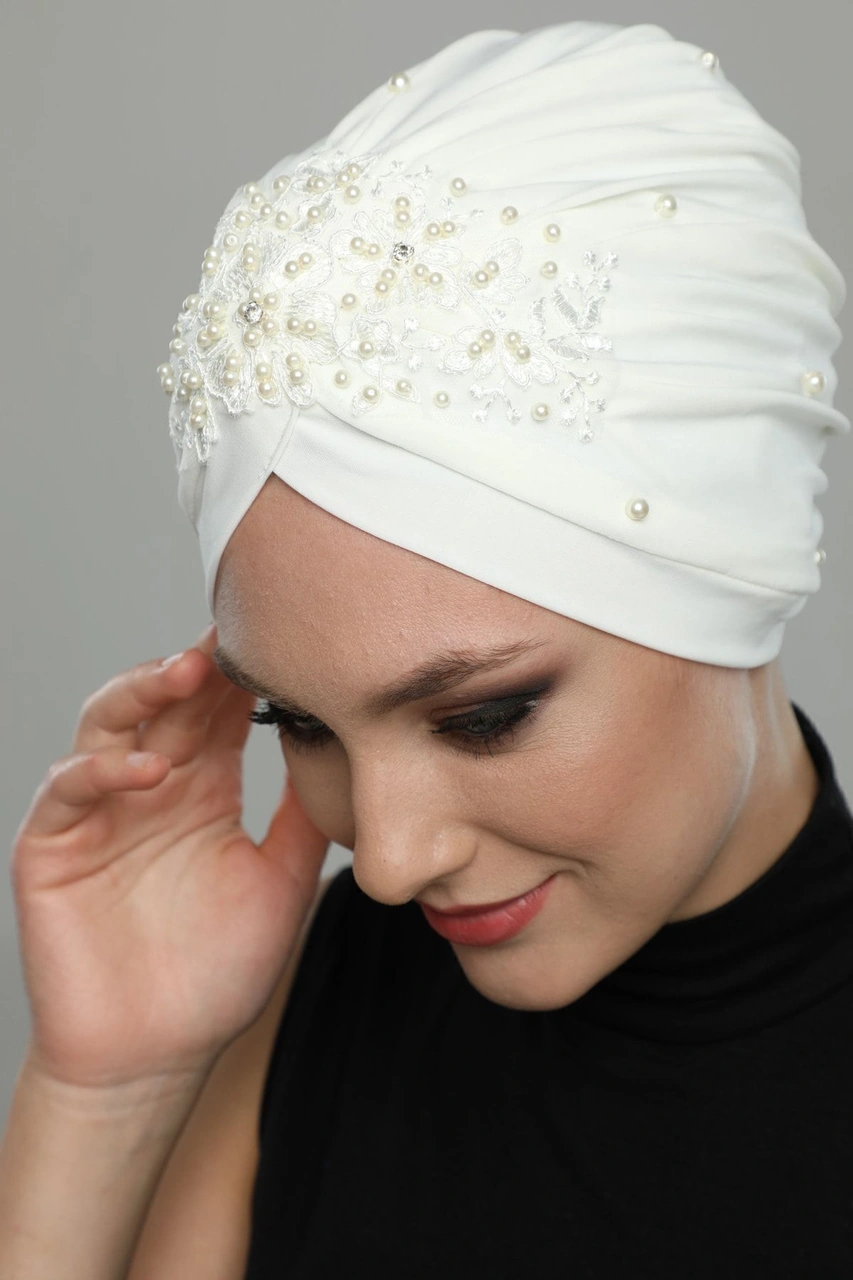 Kopma Astarlı Işlemeli Krem Dantel Motifli Hazır Türban Tesettür Abiye Bone Krem Dantel