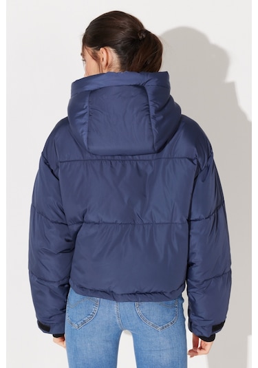 Lee Regular Fit Normal Kesim Kapüşonlu Dik Yaka Lacivert Kadın Şişme Mont L232233400 Mavi