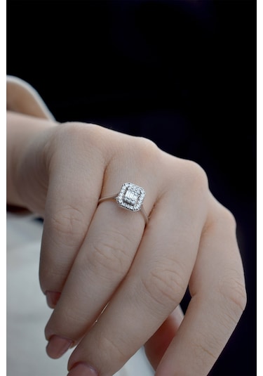 0.15 Ct. Modern Tasarım Baget Kare Tektaş Yüzük