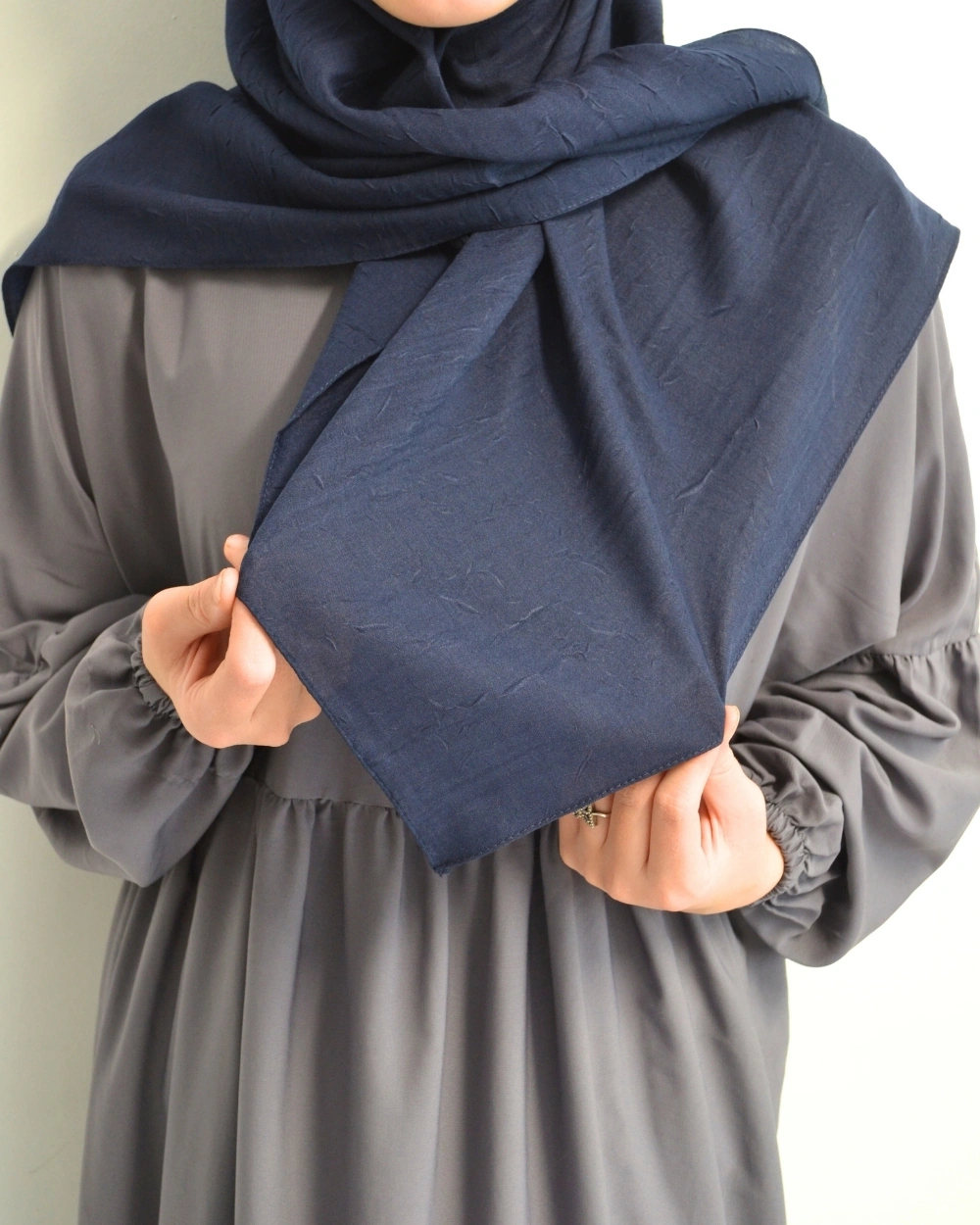 Bambu Kraş Eşarp 100x100 Cm Terletmez, Tok Ve Dik Duran, Dört Mevsim Kullanıma Uygun Lacivert