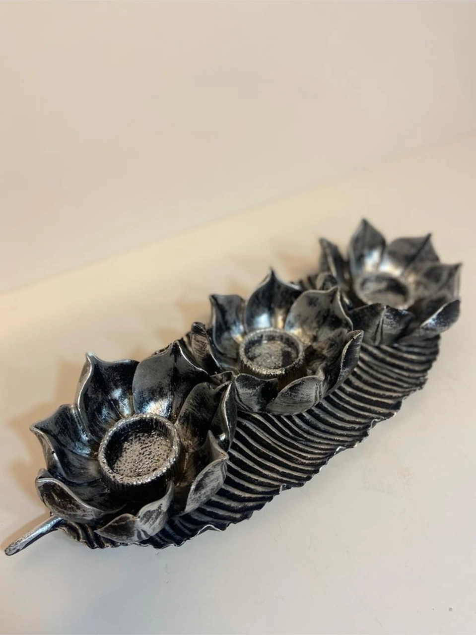 Şık Üçlü Lotus Mumluk, Gümüş Eskitme, Polyester Dekorasyon Parçası
