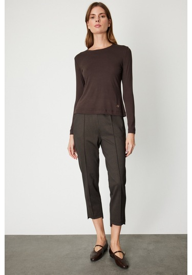 On Kadın Metal Aksesuarlı Sıfır Yaka Basic Bluz 61303 Kahverengi Kahverengi