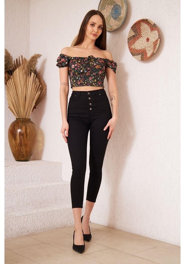 Darlin Moda Siyah Çiçek Desenli Gipe Detaylı Crop Bluz Dm7000