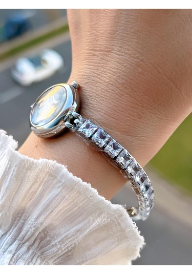 Coliseum Çelik Ve Taşlı Kordon Vintage Seri Küçük Kasa Özel Tasarım Kadın Kol Saati Sp.8933.m6 Gümüş