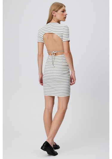 ÇİZGİLİ SIRTI AÇIK KISA KOL ELBİSE SİYAH BEYAZ ÇİZGİLİ Beyaz - Siyah