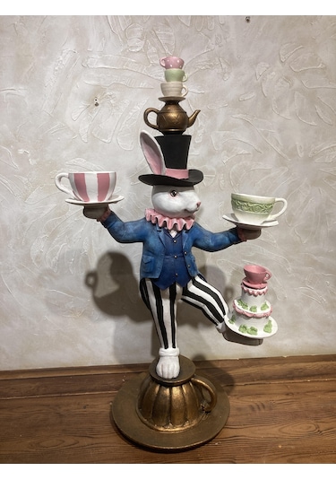 Tavşan Alice Harikalar Diyarında Fincan Tutan
