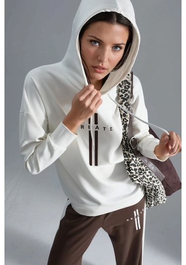 Hiccup Modal Dokulu Kapüşonlu Sweatshirt Ve Şerit Detaylı Pantolon Takımı Bersan Collection Beyaz Hiccup Modal Dokulu Kapüşonlu Sweatshirt Ve Şerit Detaylı Pantolon Takımı Bersan Collection Beyaz