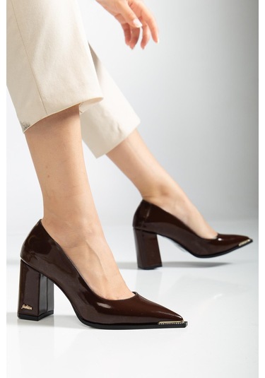 Suins Premium Verty Model Kadın Kalın Topuklu Burnu Taşlı Rugan Stiletto Ayakkabı Kahve