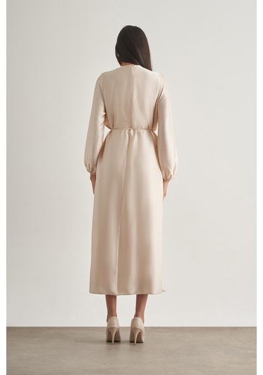 Mizalle Saten Dokulu İnce Piliseli Ekru Maksi Elbise Ekru