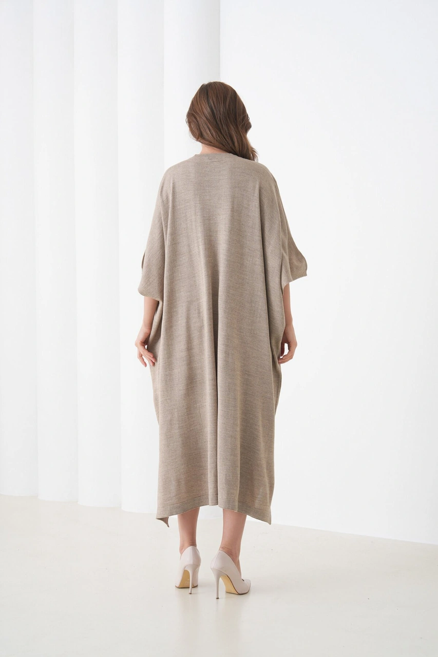 Kadın Tesettüre Uygun Önden Düğmeli Asimetrik Kesim Yarasa Kol Şık Geniş Kalıp Panço Ceket Vizon