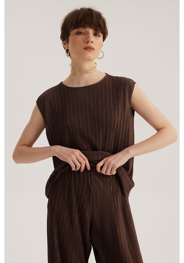 Kahverengi Yuvarlak Yaka Kolsuz Pliseli Bluz Desenli