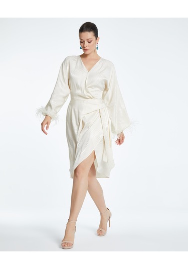 Saten Dokulu Tüy Detaylı Kruvaze Elbise Kuşaklı Ve Drapeli Özel Tasarım Ekru