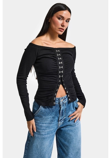 Itsbasic Kadın Siyah W5 Agraf Detaylı Omzu Açık Özel Tasarım Crop Top