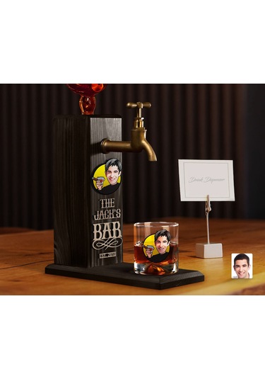 BK Gift Kabartmalı Karikatür Figürlü Musluklu Siyah Ahşap İçki Standı ve Viski Bardağı Hediye Seti, Arkadaşa Hediye, Sevgiliye Hediye-1