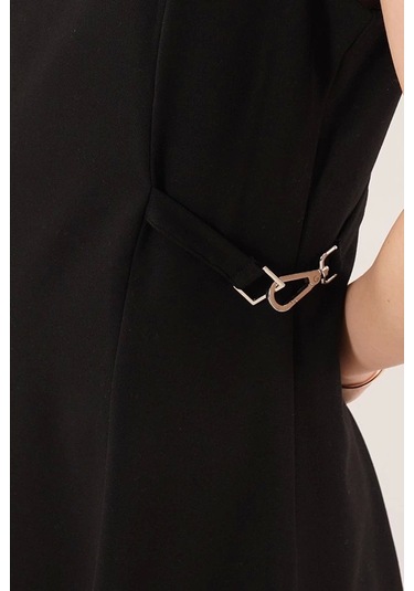 Yanları Zincir Detaylı Sıfır Kol Siyah Mini Elbise Siyah