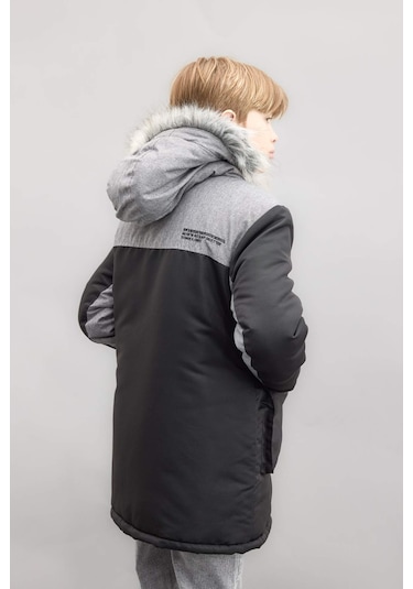 DeFacto Erkek Çocuk Çıkarılabilir Suni Kürk Yaka Kapüşonlu Pelüş Astar Parka C8990A824CWBK27