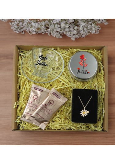 Bk Gift Kişiye Özel İsimli Cam Kahve Fincanı & Türk Kahvesi & Papatya Kolye & Gümüş Metal Kutuda Kokulu Mum Hediye Seti-2, Anneye Hediye, Anneler Günü