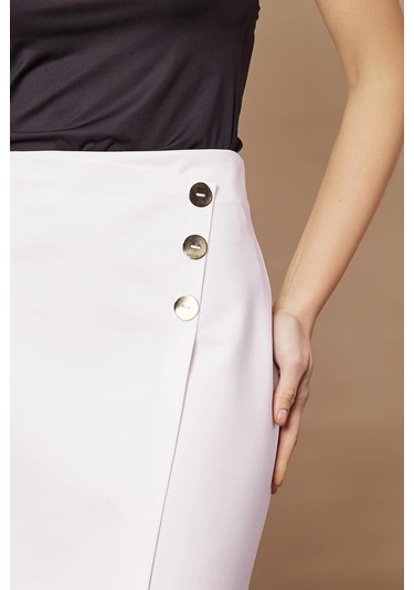 Kadın Arkadan Fermuarlı Düğme Detaylı Hafif Likralı Kumaş Diz Üstü Kalem Etek-krem Krem