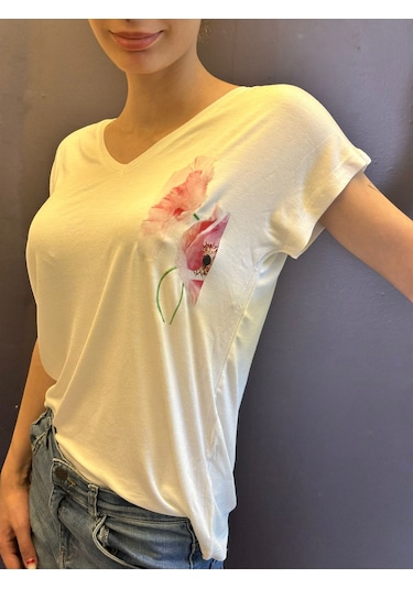 V Yaka Çiçek Desenli Kadın T-shirt Beyaz