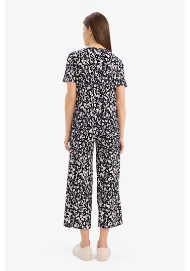 DeFacto Regular Fit 2'li Takım Bürümcük Kumaş Desenli Kısa Kolu Üst Esnek Belli Kapri Alt F1478AX25SPNV251