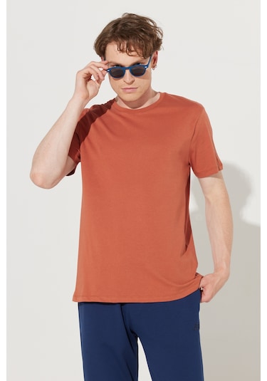 Ac&Co / Altınyıldız Classics Slim Fit Bisiklet Yaka Kısa Kol Pamuklu Erkek Tişört Açık Kahverengi Ac&Co / Altınyıldız Classics Slim Fit Bisiklet Yaka Kısa Kol Pamuklu Erkek Tişört Açık Kahverengi