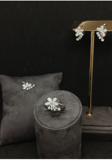 Çiçek Ve Taş Detaylı Gümüş Takı Seti - Kolye Ucu, Küpe Ve Yüzük - Zarif Ve Işıltılı Tasarım Gümüş