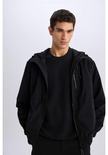 DeFacto Su İtici Regular Fit Mevsimlik Baharlık Kapüşonlu Fermuarlı Mont D7883AX25SPBK27