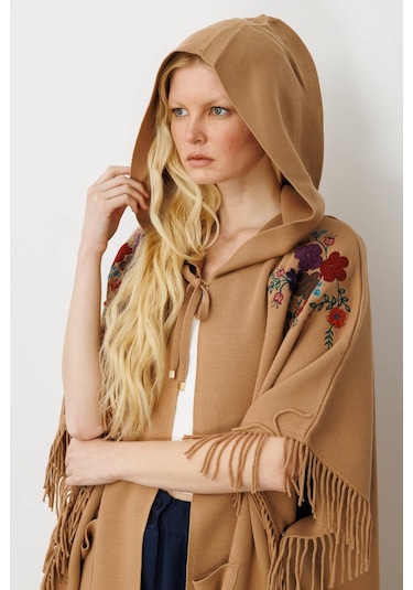 Kadın Omuzu Aplikeli Yanı Püsküllü Panço Camel Camel
