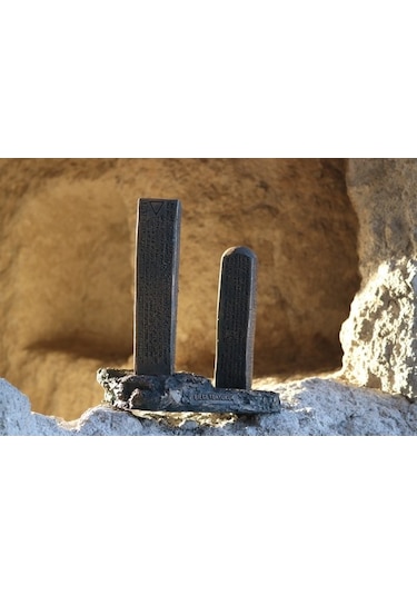 Bilge Tonyukuk Yazıtları 1. Ve 2. Taş Masa Süsü Küçük