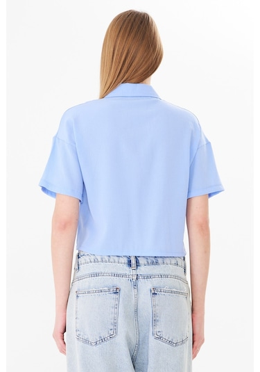 Sortie Collection Polo Yaka Yazı Baskılı Cep Detaylı Crop Bluz Mavi
