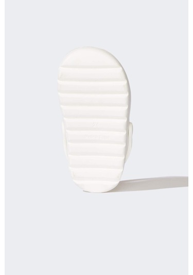 DeFacto Erkek Çocuk Tek Bantlı Düz Taban Eva Terlik E3342A525SMWT1 DeFacto Erkek Çocuk Tek Bantlı Düz Taban Eva Terlik E3342A525SMWT1