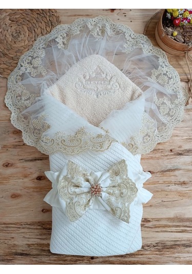 Yenidoğan Kuzulu Taç Nakış Güpürlü Fiyonklu Duvaklı Prizma Taş Unisex Kundak Bebek Battaniyesi Ekru Renkli Çok Renkli